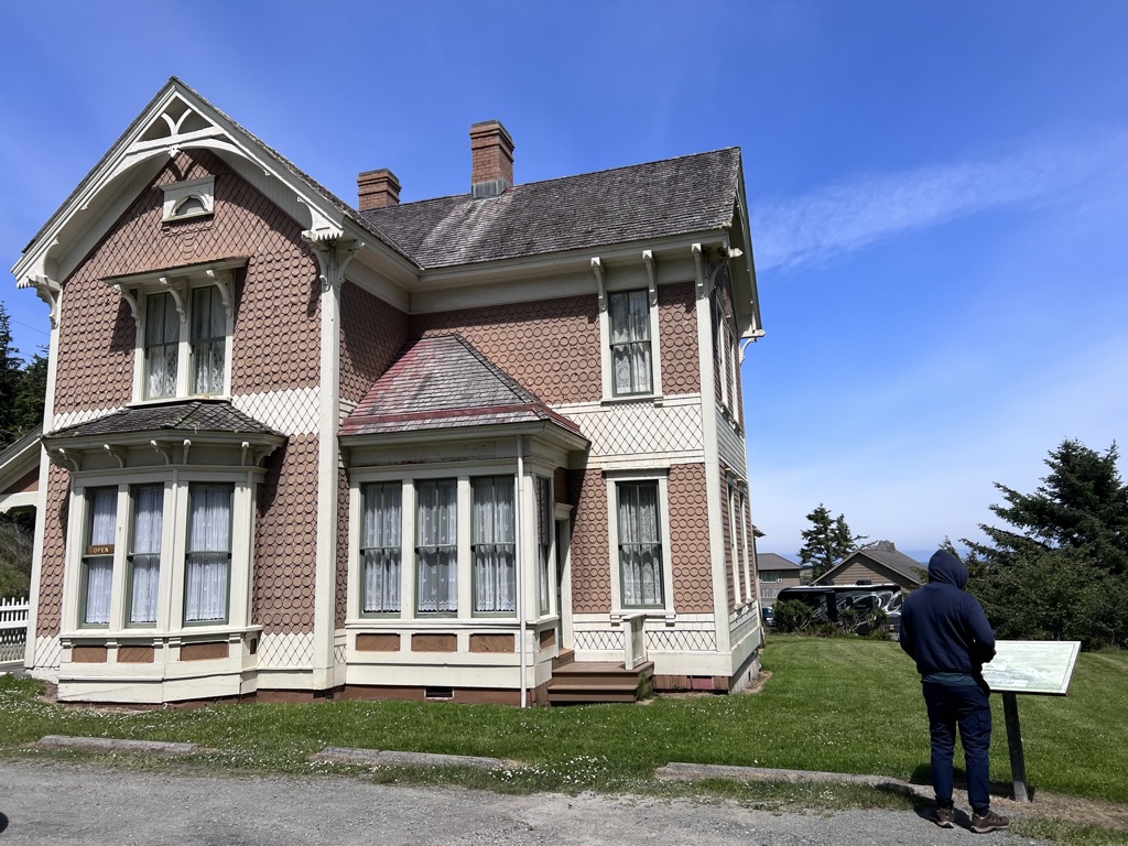 Historic Hughes House
Bandon, Oregon
@tournesoladventures